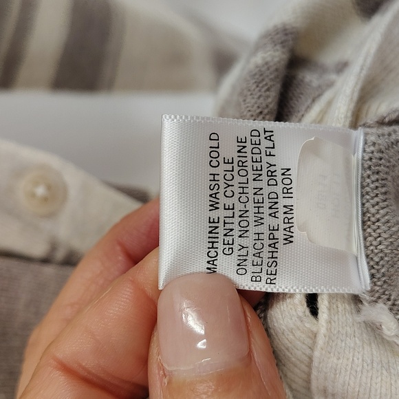 Banana Republic Factory Beige Cream Sweater Size Small Button Side Detail - Picture 7 of 8